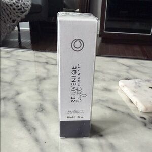 Monat Rejuveniqe Light Oil Intensive - White